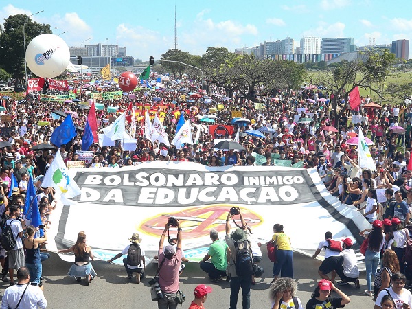 Mais um corte nos recursos na educação brasileira feito pelo Governo Bolsonaro empurra às ruas o movimento educacional do país no próximo dia 18 de outubro!