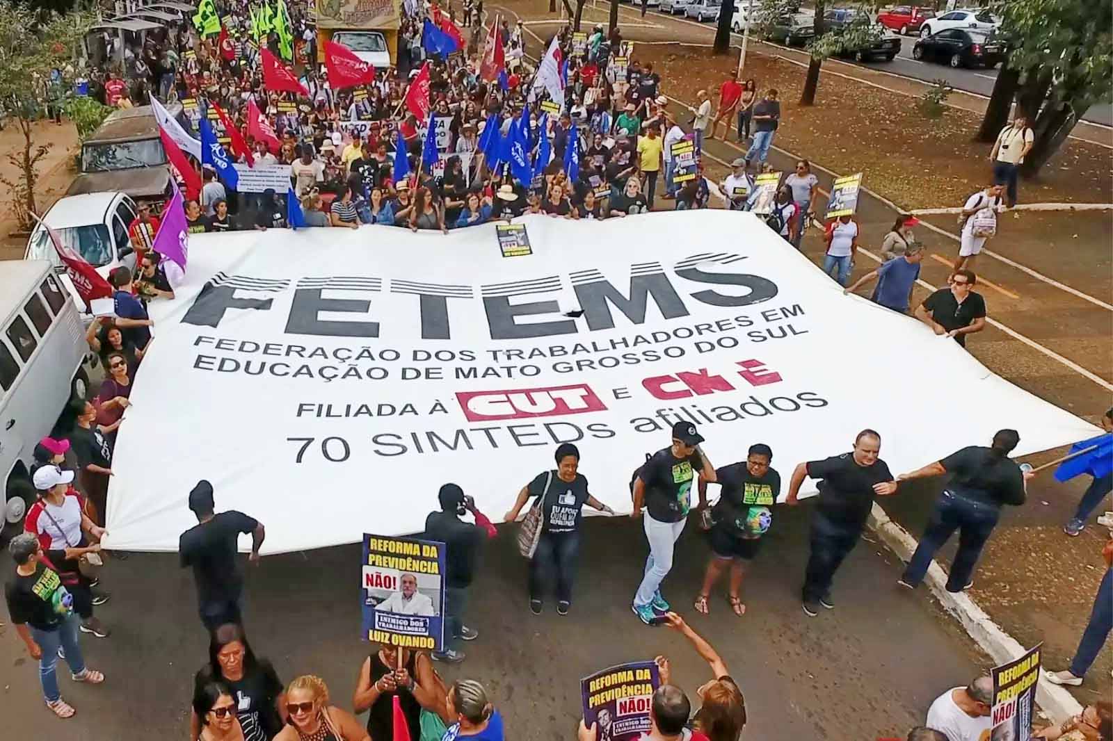 Mais que parabéns, educadores merecem valorização e respeito o ano inteiro