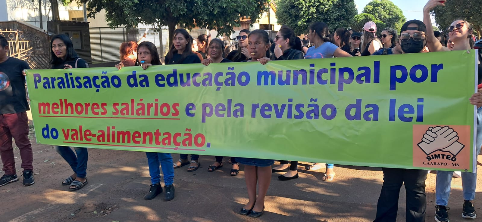 Profissionais da educação de Caarapó se mobilizam em massa por melhores salários e mudança na lei do vale alimentação