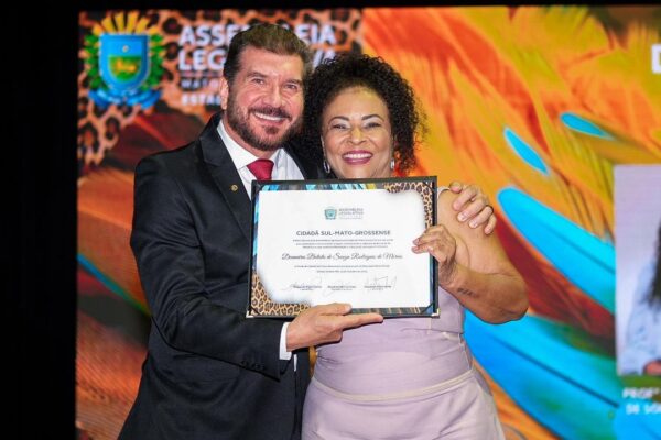 Presidenta da FETEMS, professora Deumeires recebe Título de Cidadã Sul-Mato-Grossense na Assembleia Legislativa