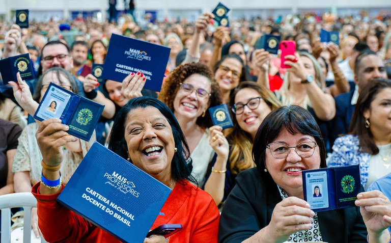 CNDB: nova Carteira Nacional Docente é conquista histórica para os professores brasileiros