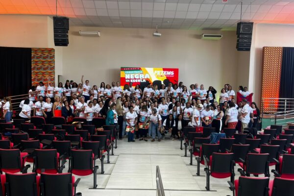 FETEMS realiza Seminário “Consciência Negra na Escola” e homenageia Dr. Aleixo Paraguassu por sua trajetória na luta antirracista em MS