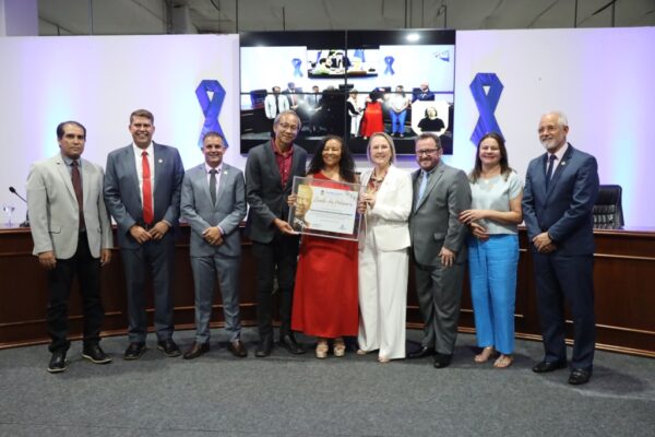 Presidenta da FETEMS, professora Deumeires recebe Diploma Zumbi dos Palmares da Câmara de Dourados