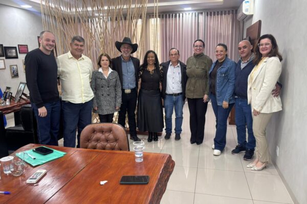 FETEMS e SIMTEIV debatem valorização da educação e reestruturação da carreira em Ivinhema com prefeito