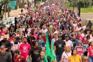 “Piso Zero Nunca Mais” leva milhares de profissionais da educação às ruas de Campo Grande em luta por valorização
