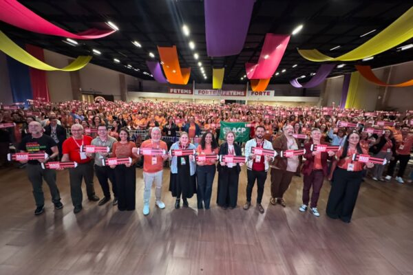 29º Congresso Estadual da FETEMS: painel debate IA e desafios da educação pública no Brasil e países vizinhos