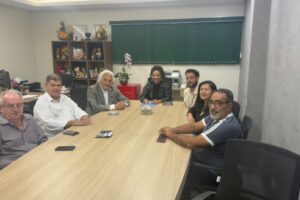 Delcídio do Amaral assina carta de compromisso apresentada pela FETEMS aos candidatos ao Governo de MS