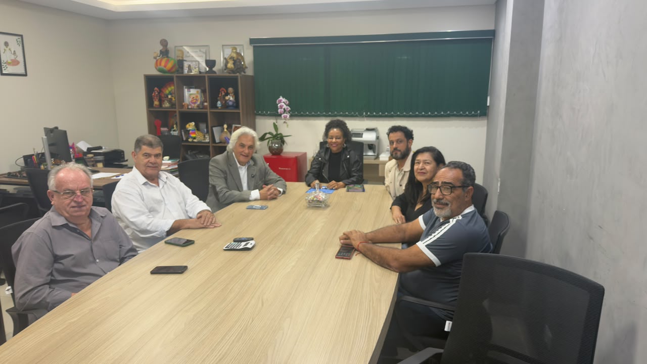 Delcídio do Amaral assina carta de compromisso apresentada pela FETEMS aos candidatos ao Governo de MS