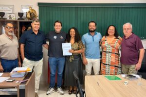  João Henrique Catan assina carta de compromisso apresentada pela FETEMS aos candidatos ao Governo de MS