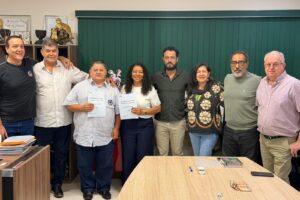 Jeferson Bezerra assina carta de compromisso apresentada pela FETEMS aos candidatos ao Governo de MS