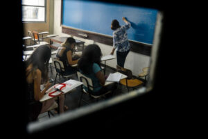 Pesquisa CNTE/FGV revela que pressão política afeta autonomia de 61% dos professores