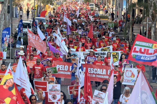 Mobilização reúne cerca de 1.500 trabalhadoras e trabalhadores nas ruas de Campo Grande