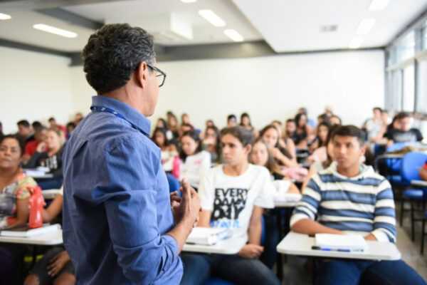 Valorização do magistério e autonomia são caminhos contra o apagão docente